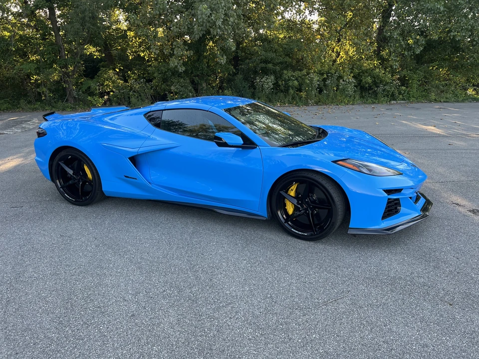 2025 Chevrolet Corvette C8 E-Ray - Image 10 of 31