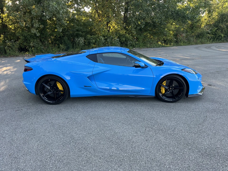 2025 Chevrolet Corvette C8 E-Ray - Image 11 of 31