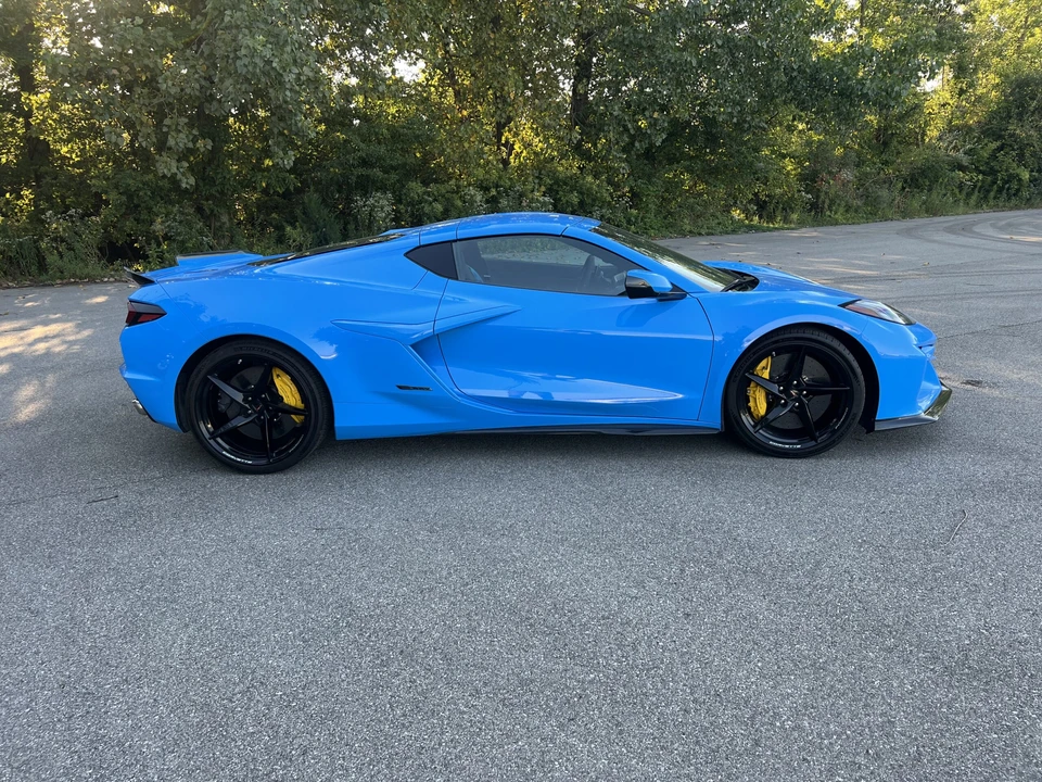 2025 Chevrolet Corvette C8 E-Ray - Image 12 of 31
