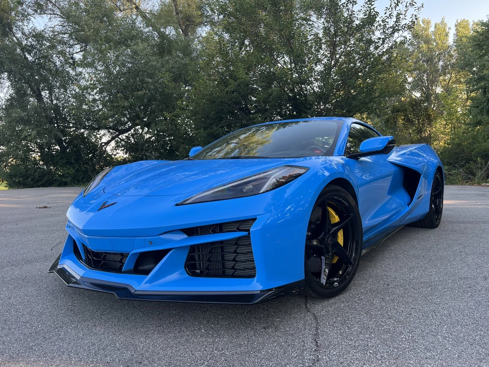 2025 Chevrolet Corvette C8 E-Ray - Image 18 of 31