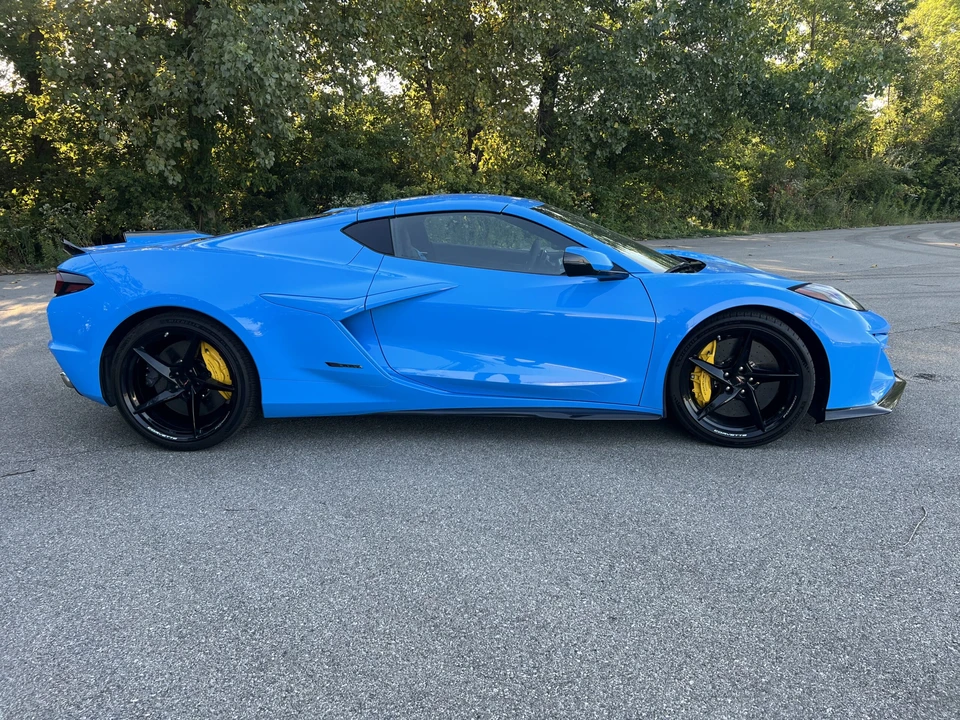 2025 Chevrolet Corvette C8 E-Ray - Image 21 of 31