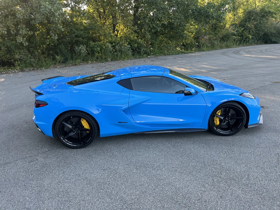2025 Chevrolet Corvette C8 E-Ray - Image 24 of 31