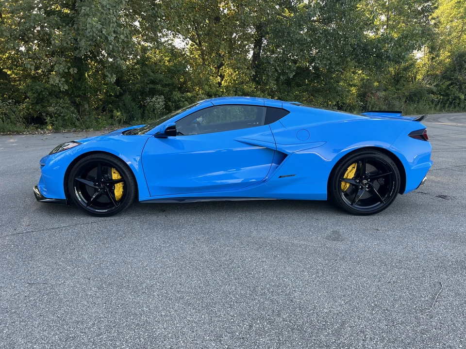 2025 Chevrolet Corvette C8 E-Ray - Image 27 of 31
