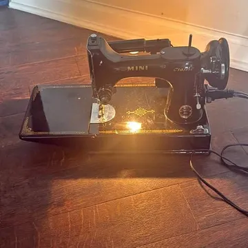 1987 Mini Classic Sawing Machine