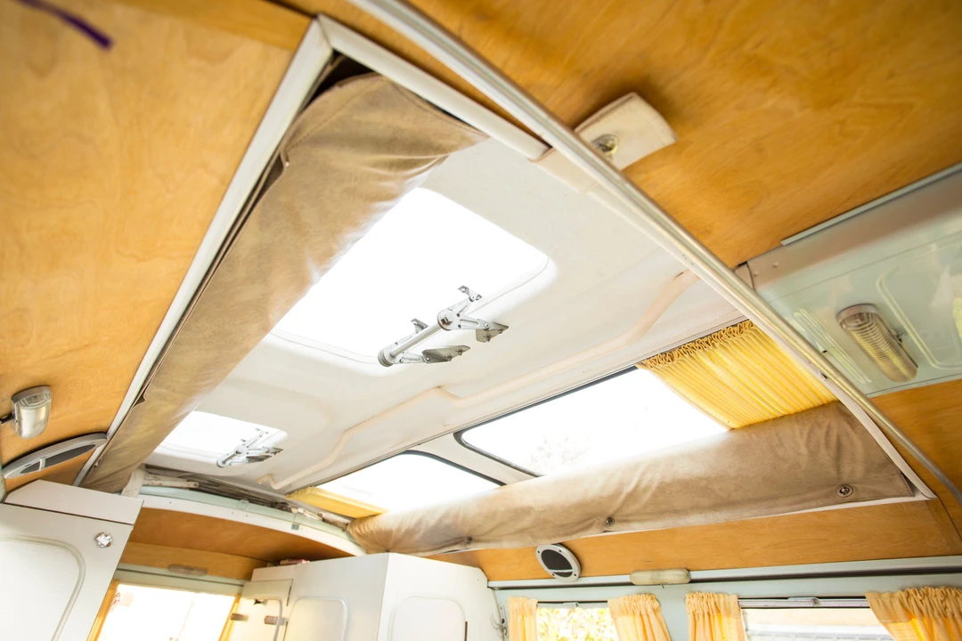 Volkswagen Split-Window Camper - Image 22 of 28