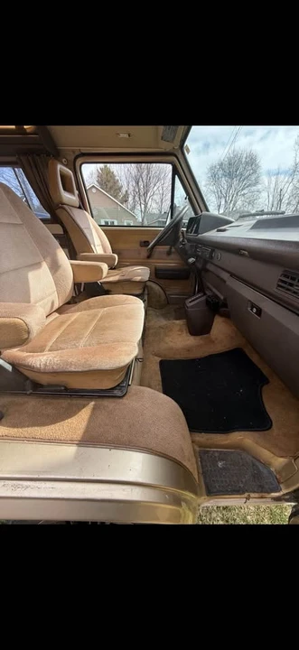 Volkswagen Vanagon - Image 9 of 10