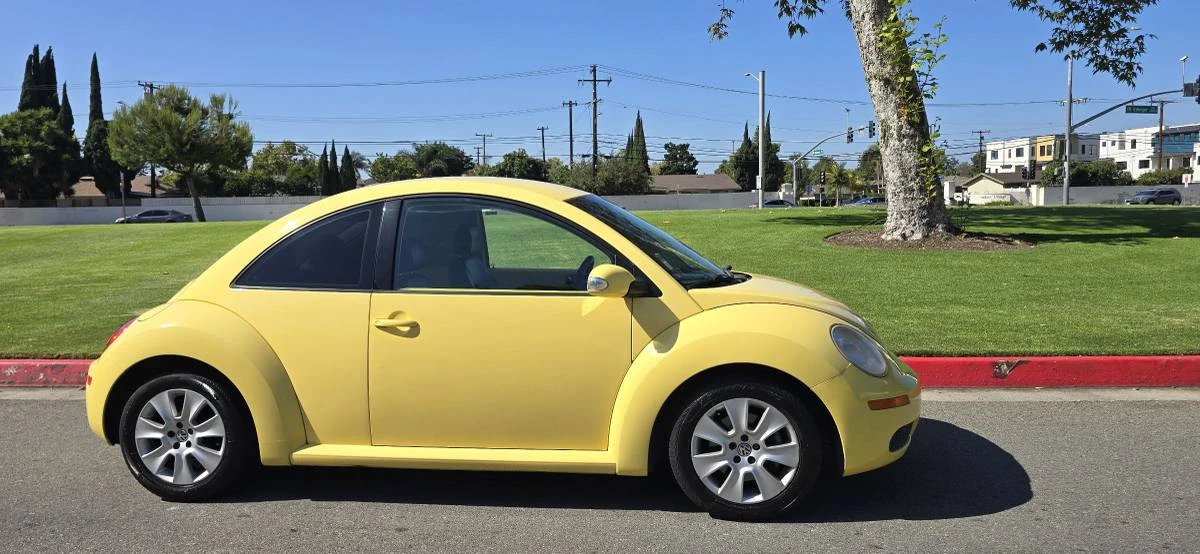 2009 Volkswagen New Beetle - Image 2 of 12