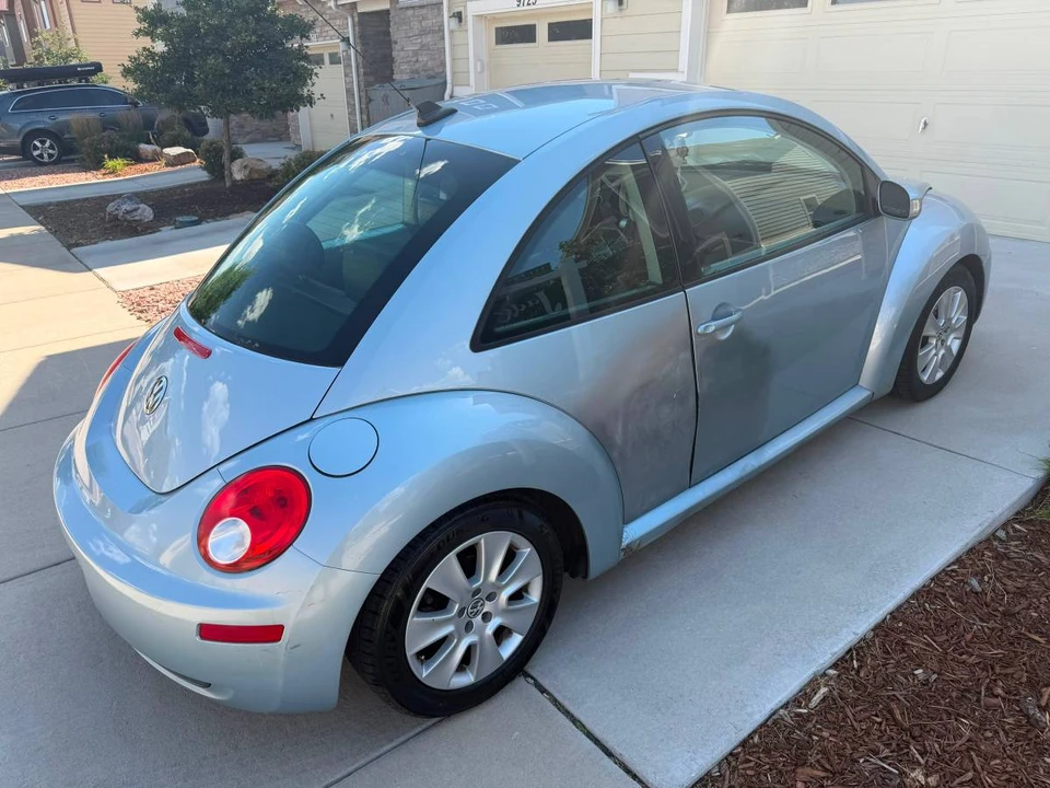 2010 Volkswagen New Beetle - Image 2 of 10