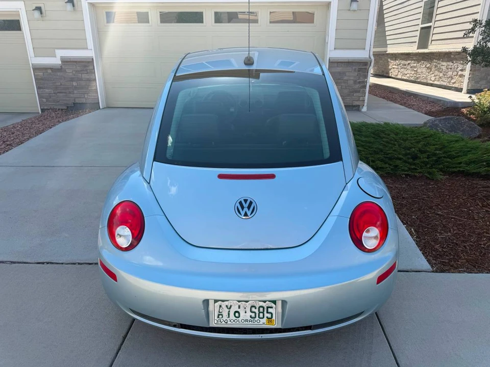 2010 Volkswagen New Beetle - Image 6 of 10
