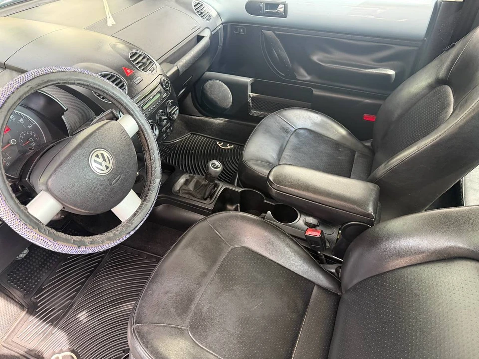 2010 Volkswagen New Beetle - Image 9 of 10