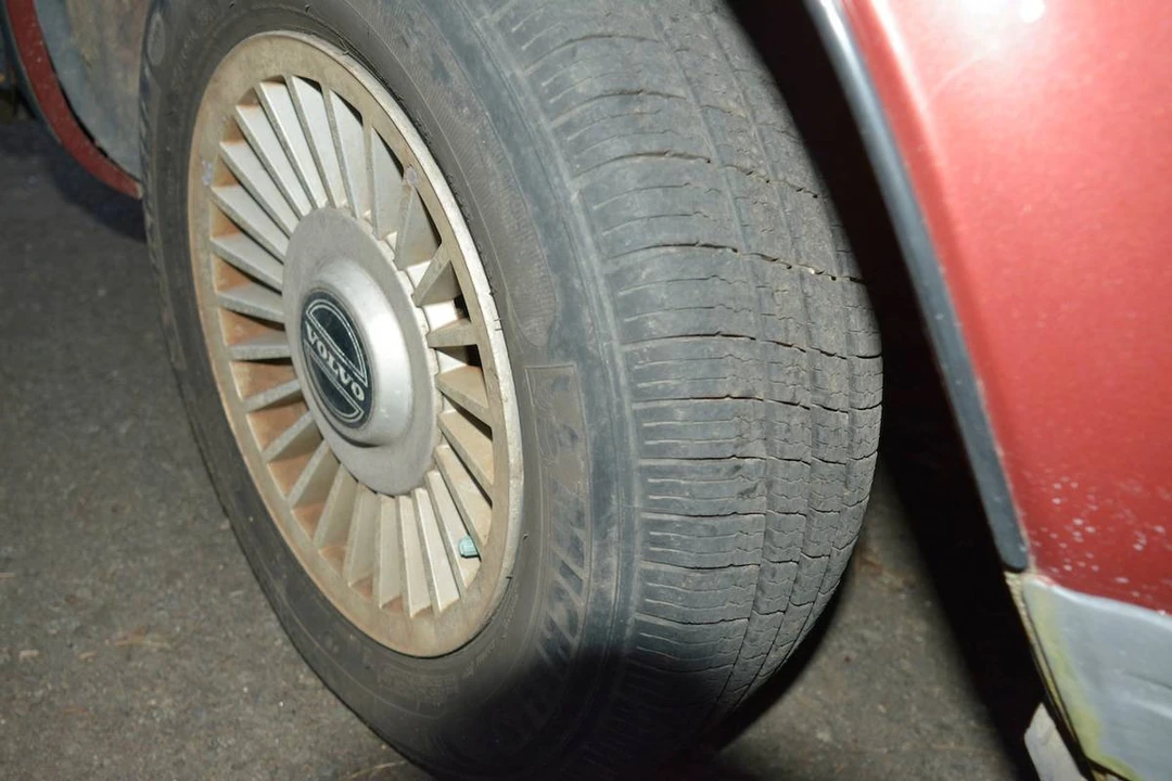 1986 Volvo 244 - Image 13 of 24