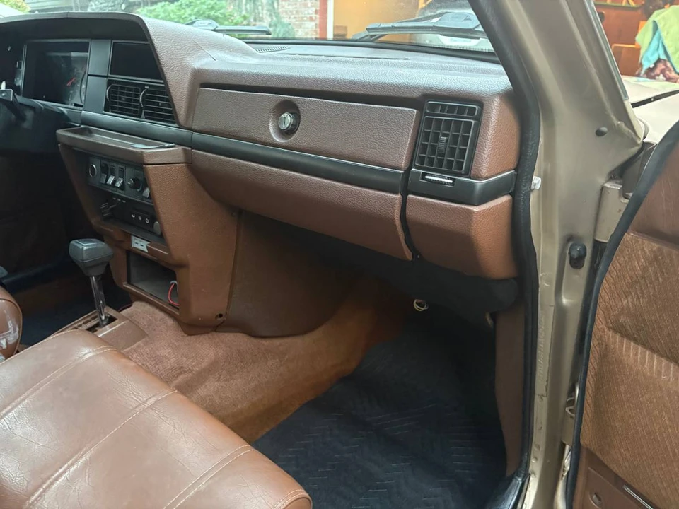 1986 Volvo 245 - Image 2 of 3
