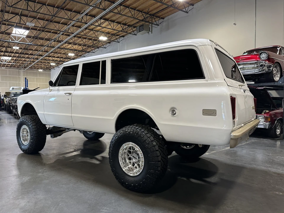 1969 Chevrolet Suburban 6th Gen - Image 9 of 31