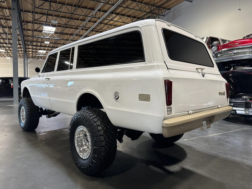 1969 Chevrolet Suburban 6th Gen - Image 11 of 31