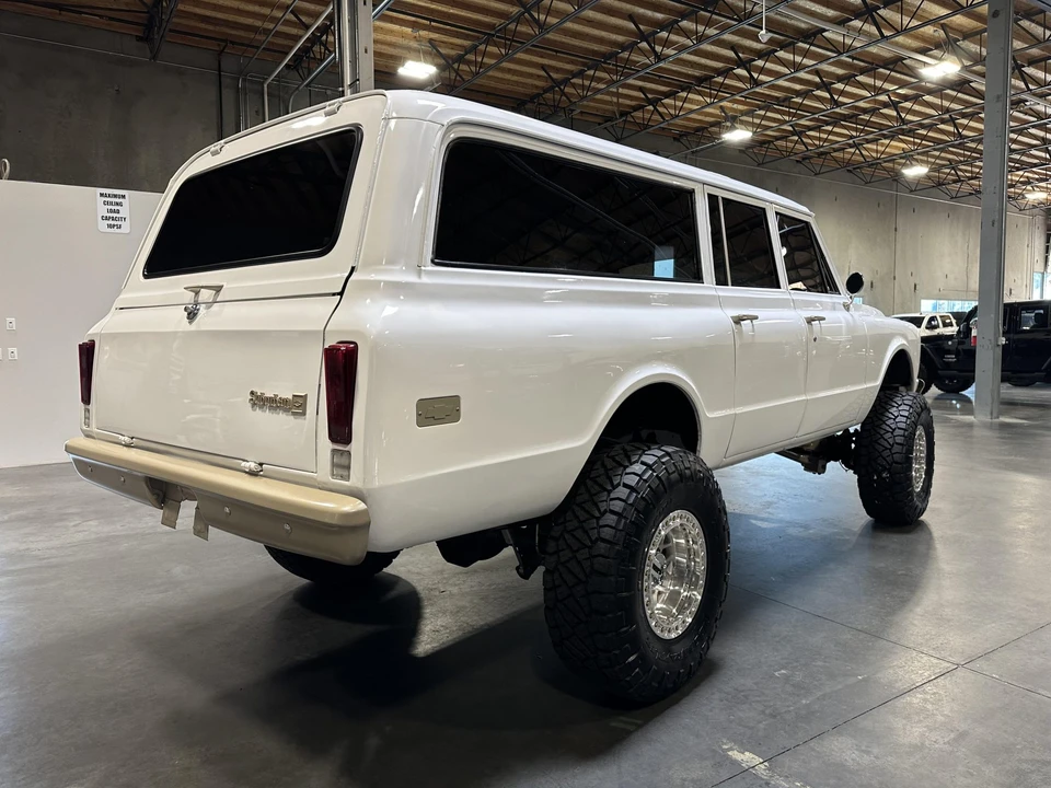 1969 Chevrolet Suburban 6th Gen - Image 16 of 31