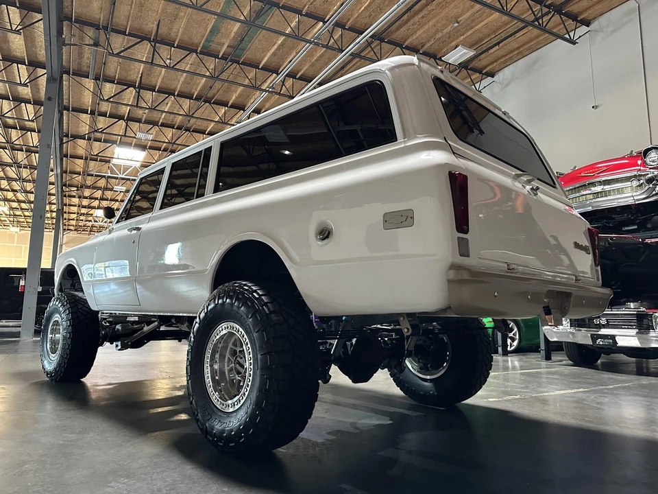 1969 Chevrolet Suburban 6th Gen - Image 10 of 31