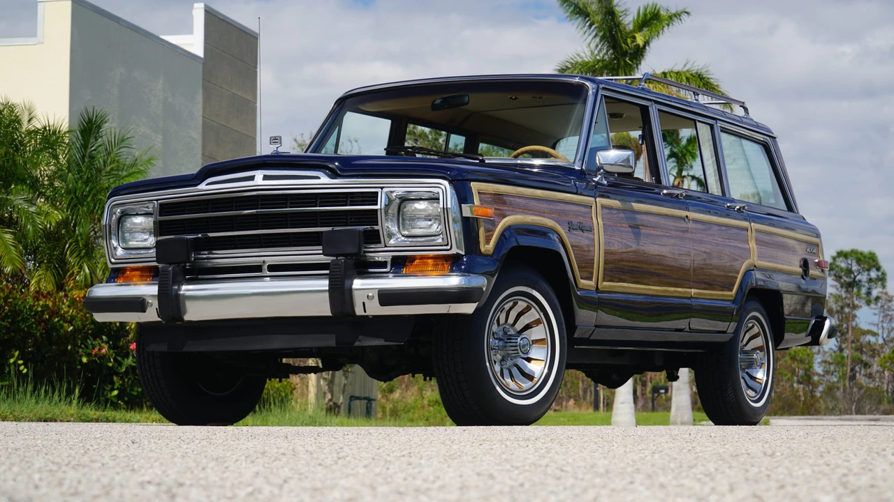 1987 Jeep SJ Grand Wagoneer - Image 4 of 31
