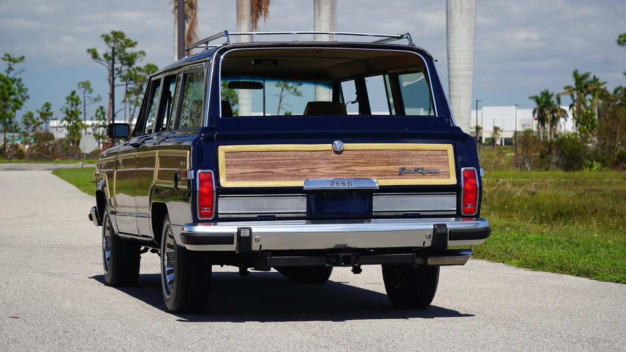 1987 Jeep SJ Grand Wagoneer - Image 23 of 31