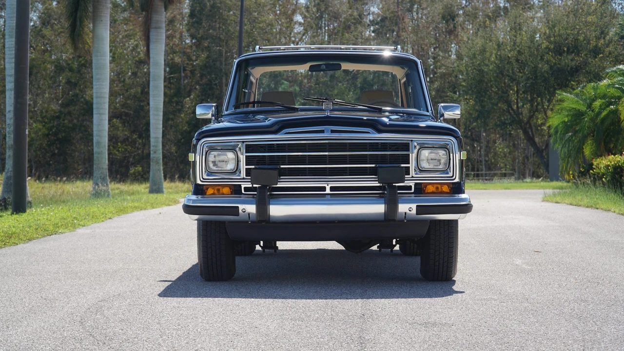 1987 Jeep SJ Grand Wagoneer - Image 7 of 31