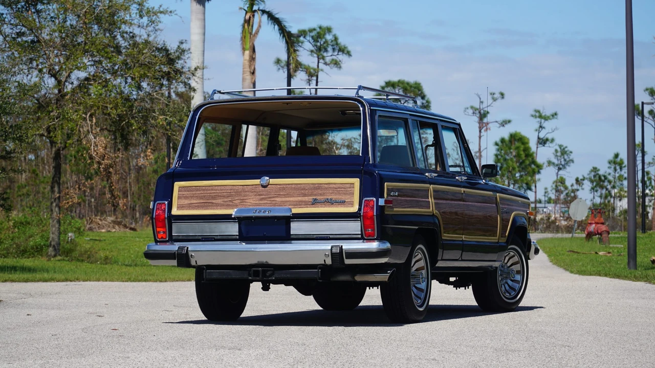 1987 Jeep SJ Grand Wagoneer - Image 20 of 31