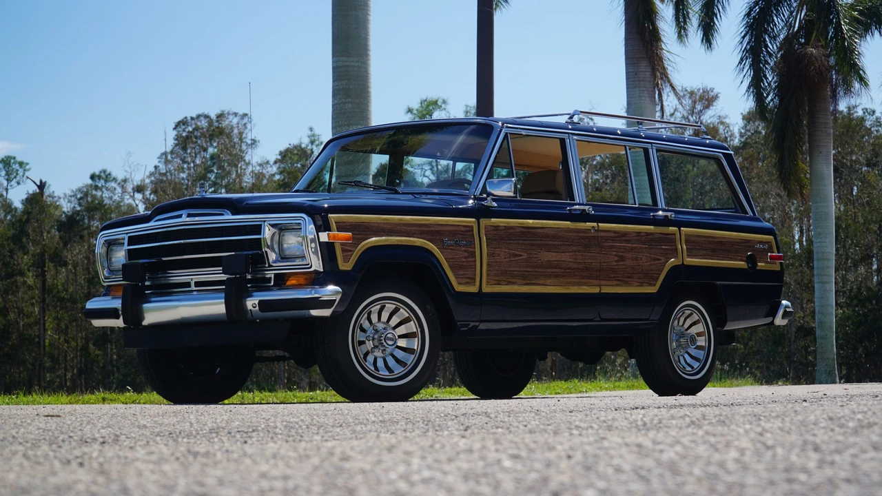 1987 Jeep SJ Grand Wagoneer - Image 2 of 31