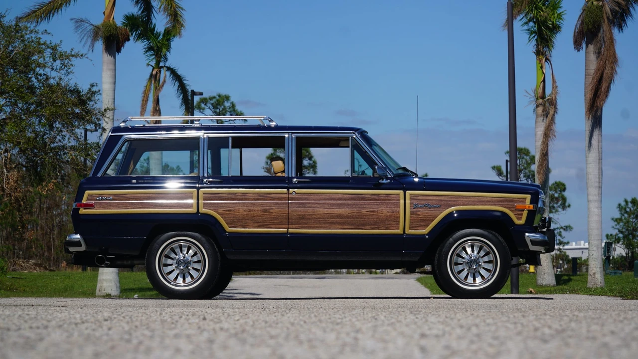 1987 Jeep SJ Grand Wagoneer - Image 15 of 31
