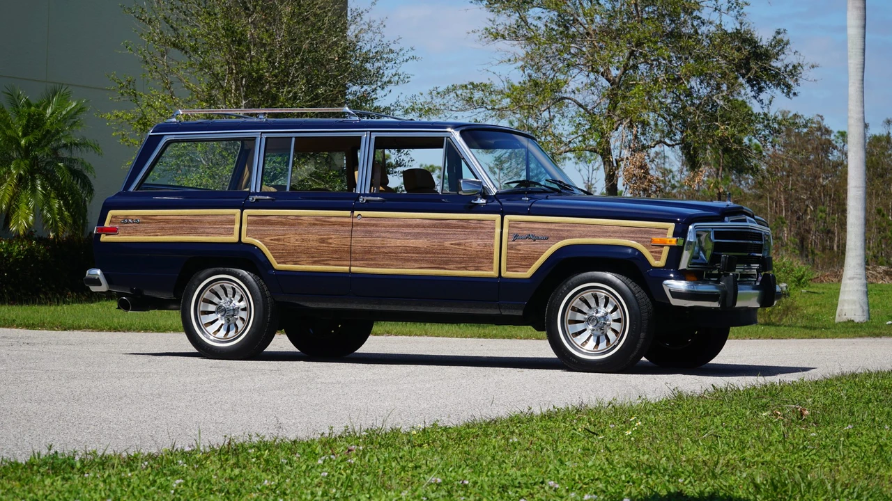 1987 Jeep SJ Grand Wagoneer - Image 14 of 31