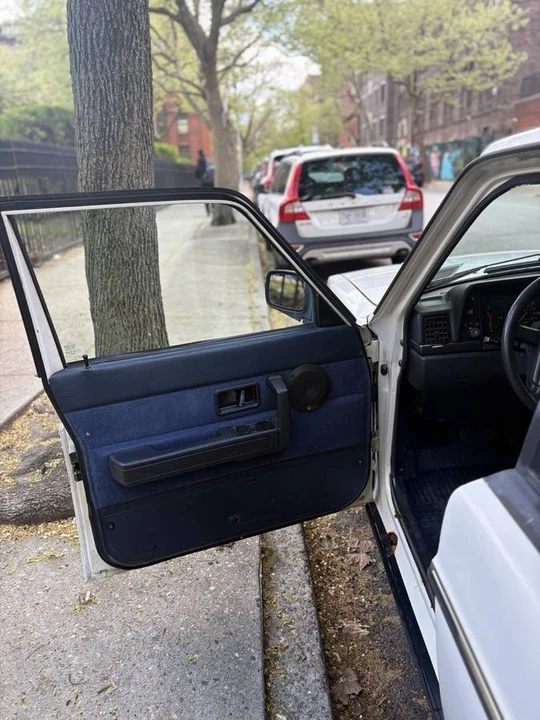 1993 Volvo 245 - Image 5 of 18