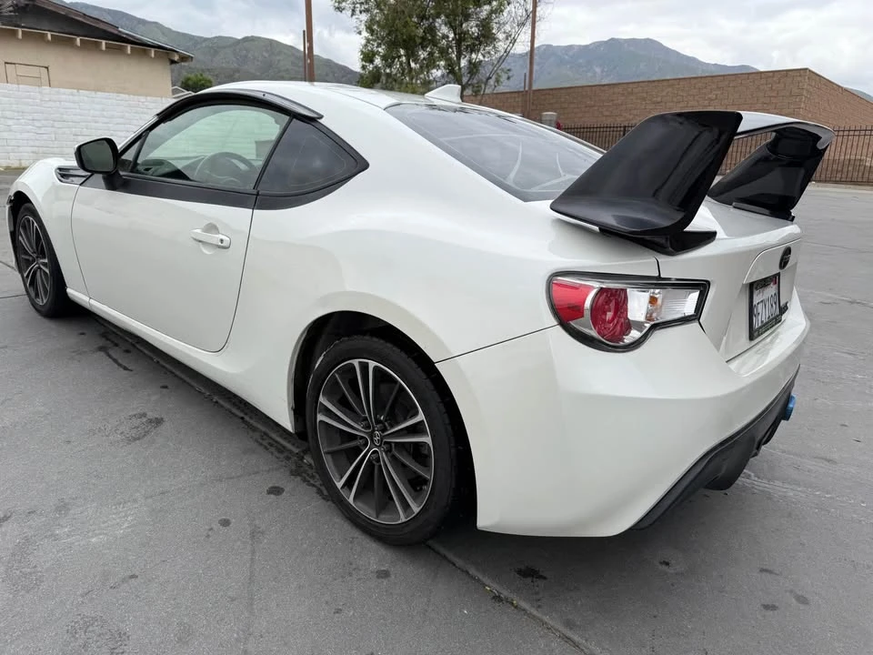 Scion FR-S - Image 2 of 8