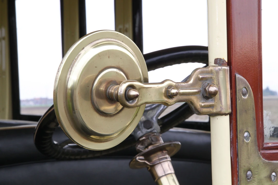 1915 Hispano-Suiza - Image 2 of 28