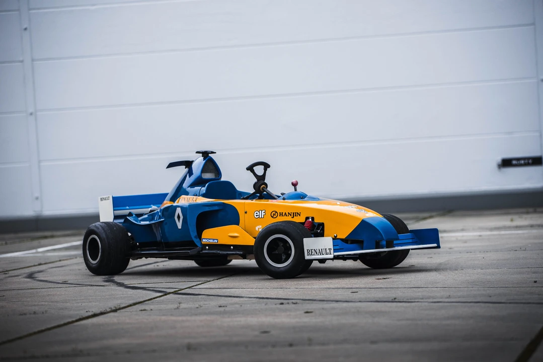 2004 Renault - Image 2 of 31