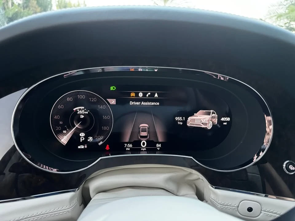 2022 Bentley Bentayga - Image 9 of 10