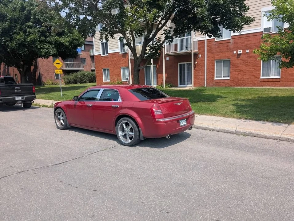 Chrysler 300 (2005-2023) - Image 2 of 7