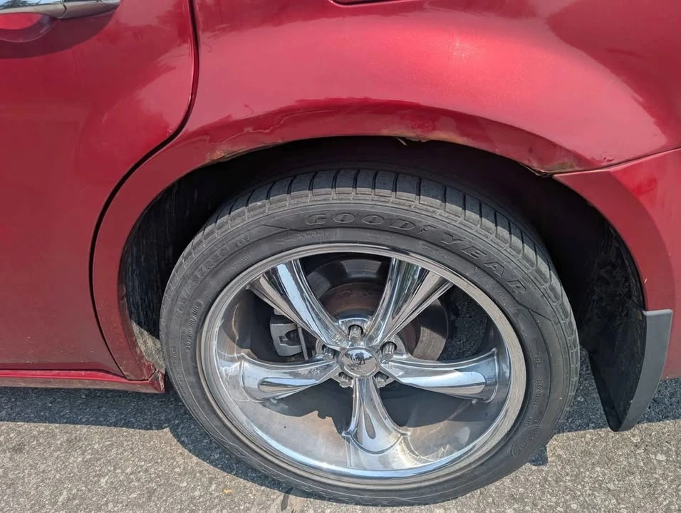 Chrysler 300 (2005-2023) - Image 6 of 7