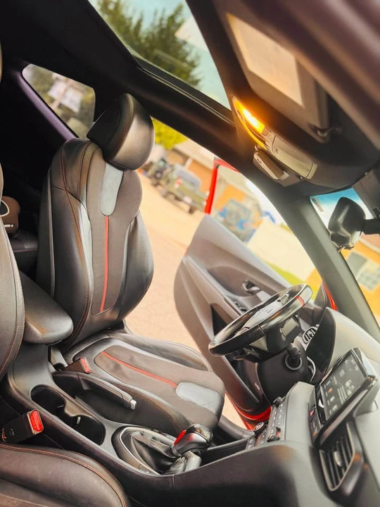 Hyundai Veloster - Image 5 of 10