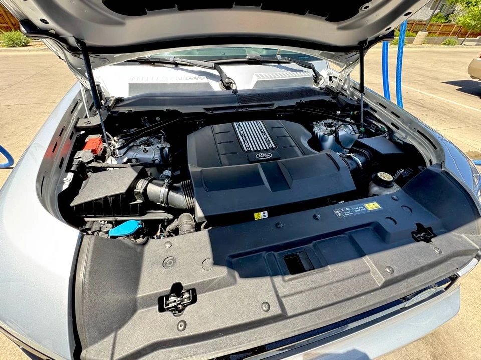 2024 Land Rover Defender V8 - Image 17 of 24