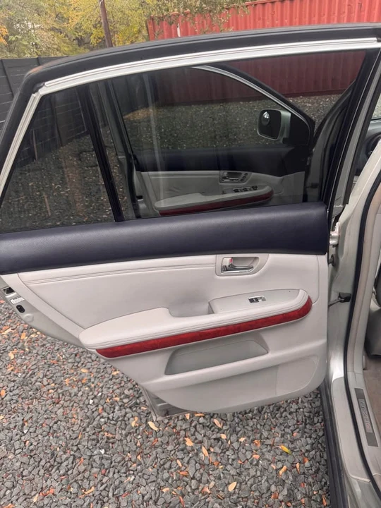 2005 Lexus RX 2nd Gen - Image 6 of 10