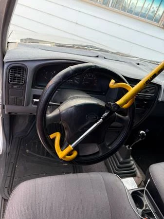 Nissan Frontier - Image 3 of 9